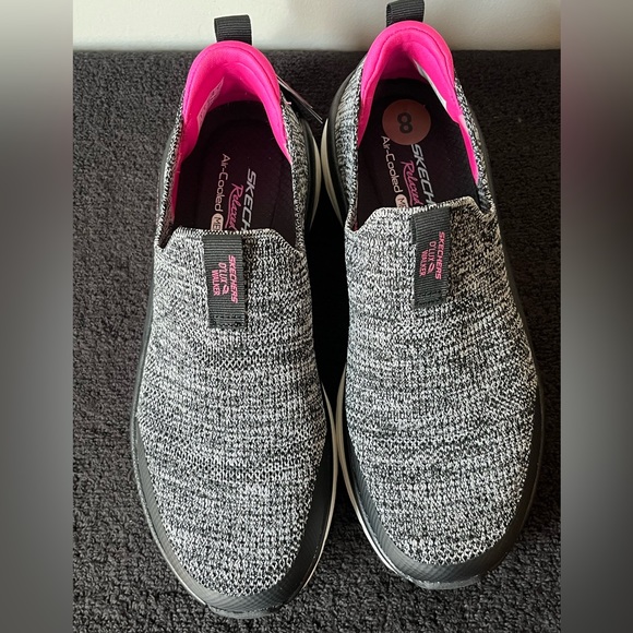 Skechers Women’s Relaxed Fit Air-Cooled Memory Foam Washable D’Lux Walker Shoes - Picture 4 of 14